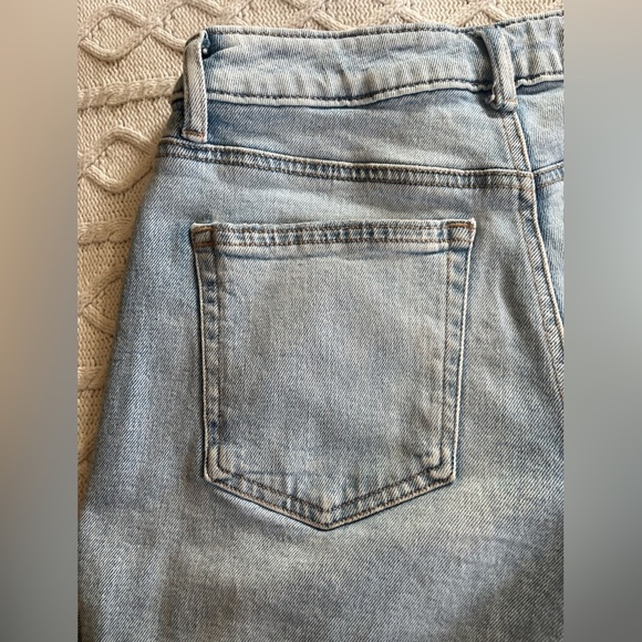 Edgely Light Wash Denim Shorts, distressed, Women’s Size 6 - Picture 3 of 13